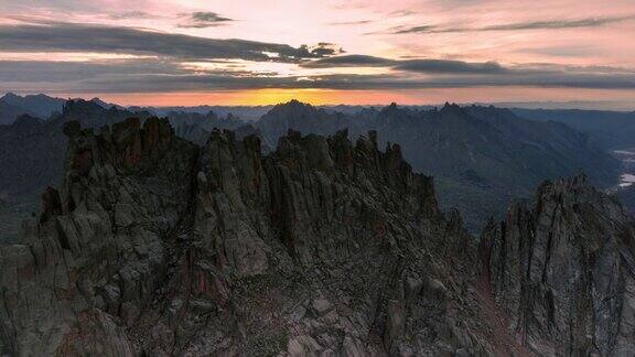 四川西部的落基山脉在日出时看起来非常平缓