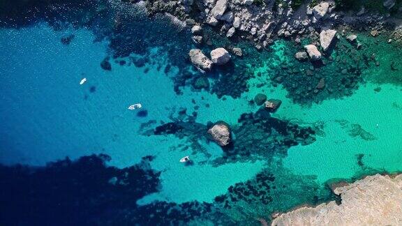美丽多彩的绿松石海湾有珊瑚人们在游艇上放松天堂一样的蓝色海洋位置在马略卡岛福门托CapdeFormentorSerradeTramuntana巴利阿里群岛西班牙