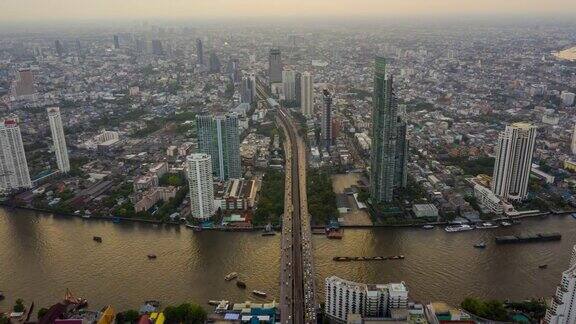 曼谷地标性的金融商业区与摩天大楼俯瞰湄南河在夕阳下的泰国曼谷