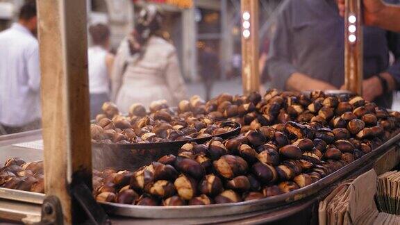 伊斯坦布尔最受欢迎的街头食品:手推车烤玉米和栗子