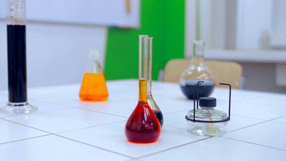 近距离拍摄的化学设备设置在实验室的桌子上
