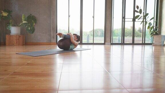 亚洲瑜伽教练在健身房里锻炼健康的生活方式
