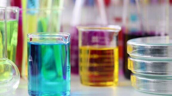 化学玻璃器皿和彩色液体站在实验室的桌子上4k电影
