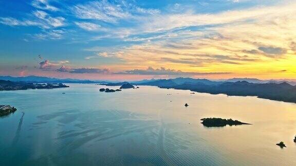中国杭州淳安千岛湖日落美景的航拍画面