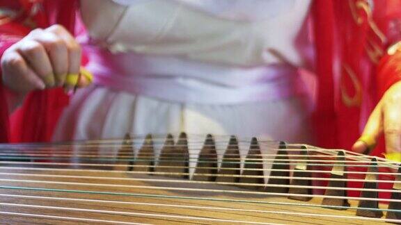 女子弹奏着中国传统乐器优美动听的古筝