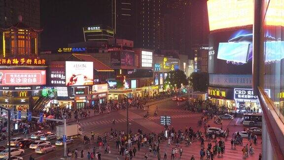 夜间照明长沙市区著名人行横道屋顶全景4k中国
