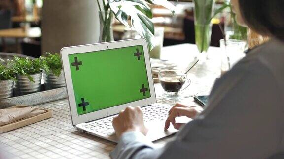 在咖啡厅使用笔记本电脑绿屏