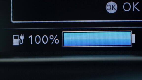 电动汽车仪表板电动汽车电池指示显示电池充电增加电池指示灯显示它充满100