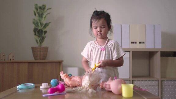 小女孩在客厅里玩洋娃娃化妆