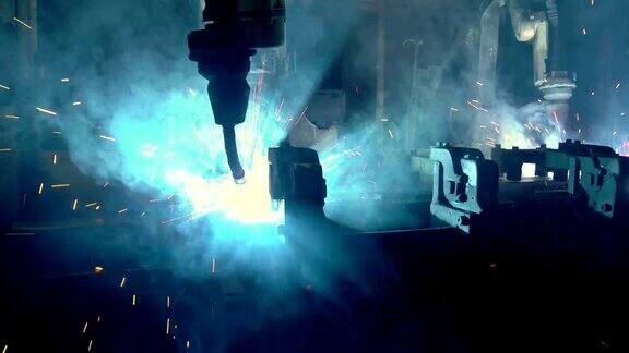 工业机器人在工厂焊接金属