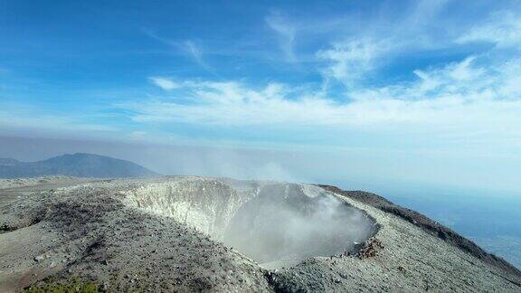 西爪哇岛火山口冒烟的景象