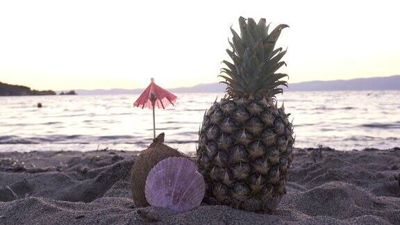 黄昏时分沙滩上的菠萝、椰子和贝壳