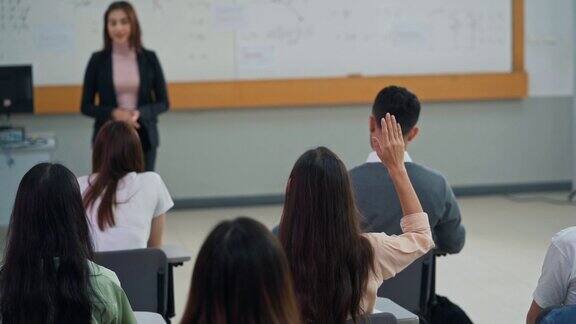 课堂上学生举手向老师提问的背影