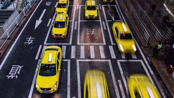 PAN夜间机场出口处黄色出租车排长队
