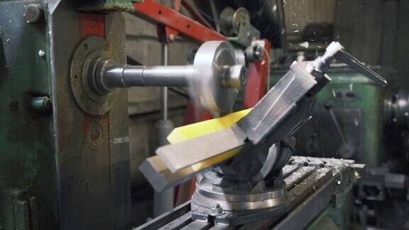 在工厂里水平铣床上的铣刀根据图纸或样品加工聚氨酯零件