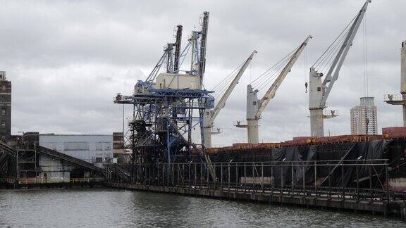 马里兰州巴尔的摩-2022年10月2日:巴尔的摩港的集装箱船