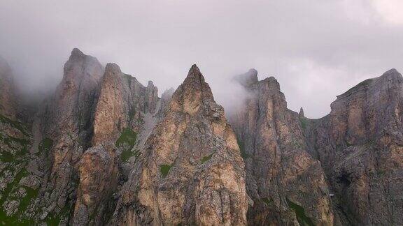 鸟瞰高山中神秘的岩石岩石上的云自然视频背景