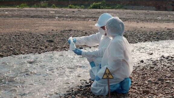 生态学家用试管玻璃从河里取样产生白烟