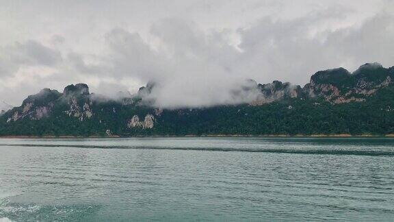 游览泰国南部的考索国家公园自然保护区欣赏雾蒙蒙的山景