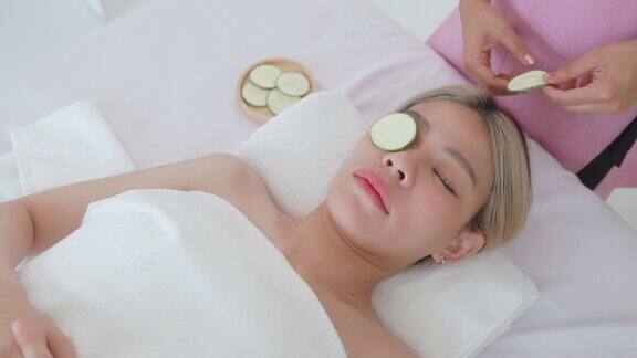 女性水疗面部与黄瓜