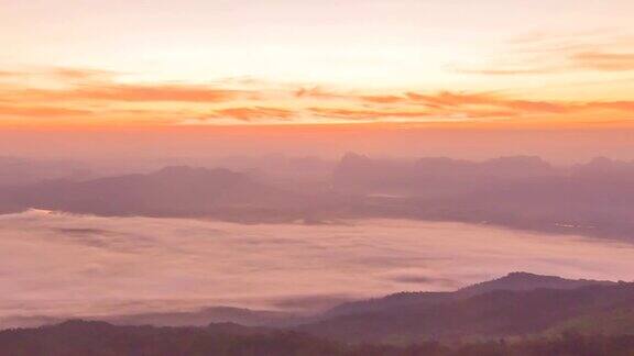 日出在有雾的山上