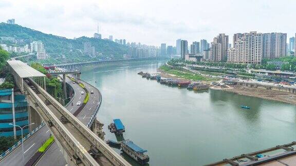 临近河流、和重庆城市景观的道路交通繁忙间隔拍摄4k