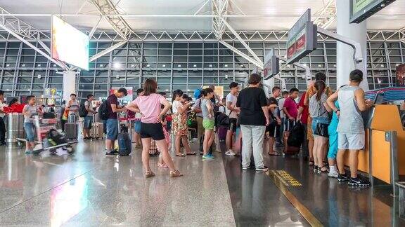 延时:中国西安机场值机柜台大厅的旅客人群