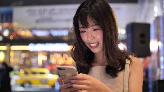 亚洲妇女上网与智能手机