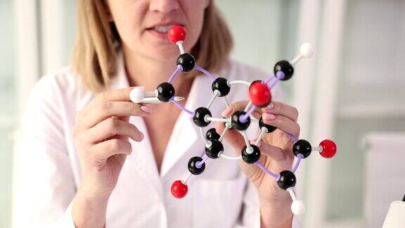 女科学家在实验室展示分子结构模型