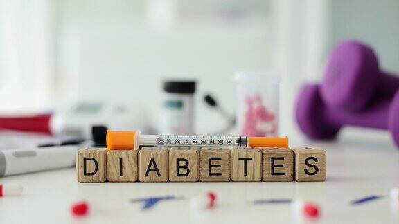 世界糖尿病与胰岛素注射器柳叶刀和药片在临床桌上