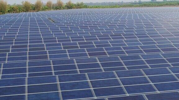 太阳能发电厂的鸟瞰图太阳光反射在太阳能板上