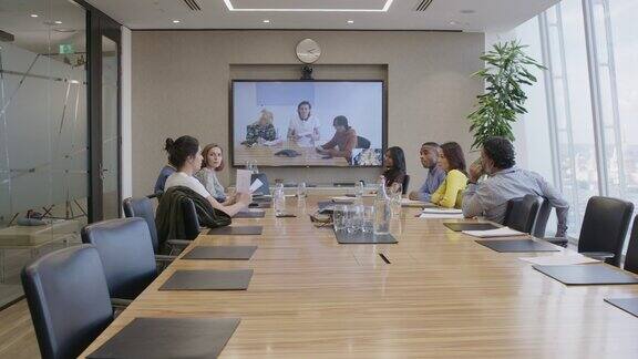 商务人士在会议室进行视频会议