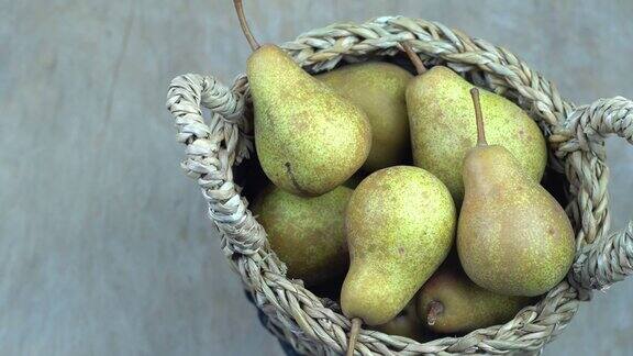 木制背景上的梨水果的收成秋天静物梨品种大会