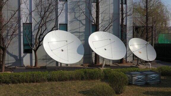 天线:广播电台和电视台接收卫星信号的天线