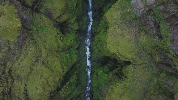 冰岛峡谷的河流