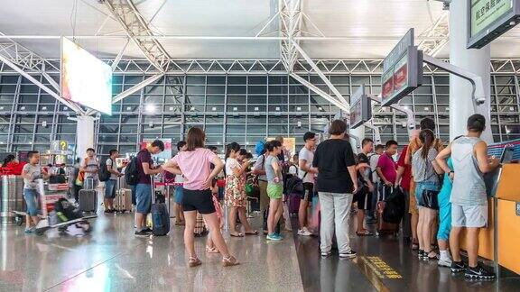 时光流逝:旅客在西安机场办理登机手续的柜台