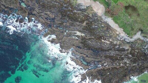 无人机拍摄的海景景观绿松石般的海浪冲击着海岸线上的岩石悬崖