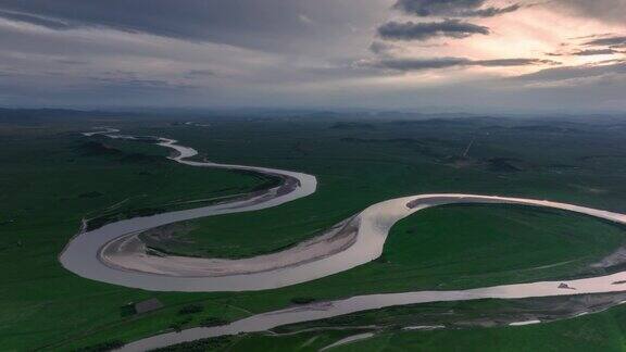 黄河蜿蜒流过若尔盖草原