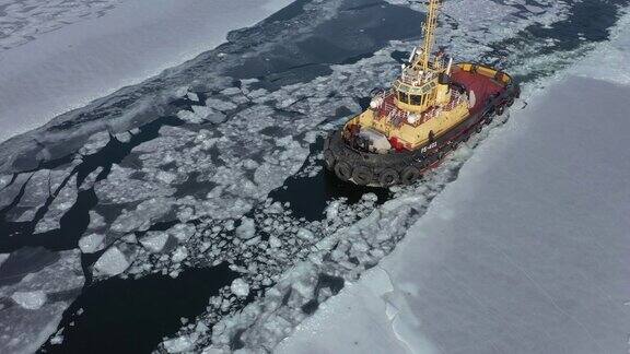 拖船RB402漂浮在冰原上