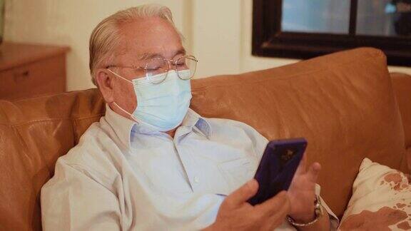 老人用智能手机对医生进行视频咨询