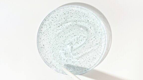 透明化妆品凝胶液在玻璃碗的皮氏培养皿美容护肤品样品MacroShot精华液乳霜透明尿酸有机化妆品、药品皮肤护理概念
