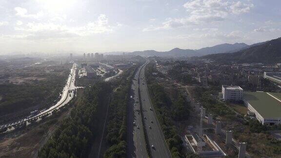 蓝天白云下高速公路交通的航拍视频