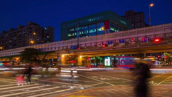 夜晚照亮台北城市交通街道十字路口全景4k时间流逝台湾