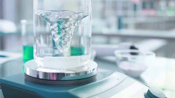 以实验室为背景研究了烧杯内水的涡流