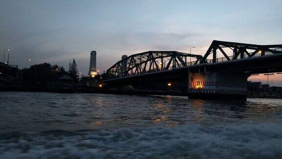 桥上的交通景观古老的曼谷著名的地方