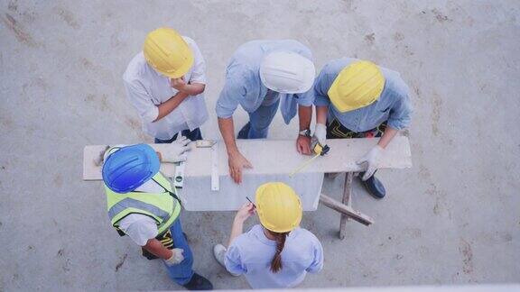 工程师和建筑师在工地上查看建筑蓝图