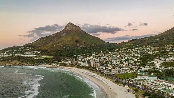 海水在海湾冲刷沙滩在海滨旅游目的地的住宅建筑黄昏时海岸的超摄影南非