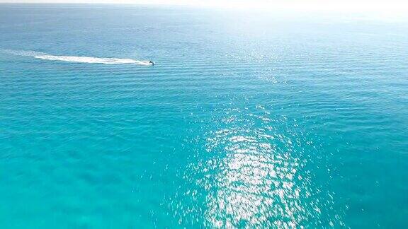 塞浦路斯阿伊纳帕格列科角鸟瞰图美丽的风景和海浪蓝泻湖空中无人机拍摄