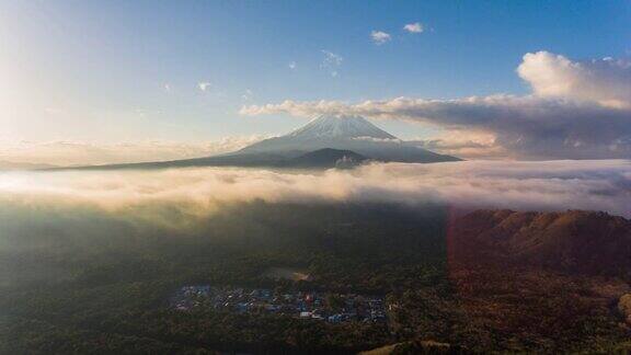 空中的时间间隔:有阳光和云的富士山