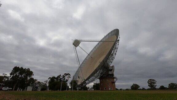 射电望远镜在澳大利亚新南威尔士州帕克斯的天空中延时移动